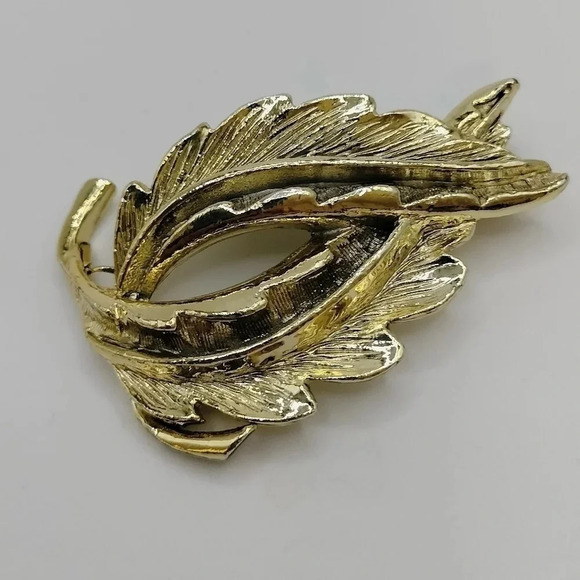 Gold Tone Gerry Leaf Swirl Design Brooch Pin - Picture 2 of 6